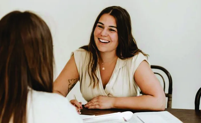 Encontro de negócios descontraído entre duas mulheres